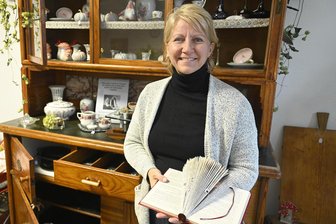 Neues Geschäft bringt Pfiff ins Zentrum von Oelsnitz - Sandra Hendel mit einem Beispiel ihrer Buchfaltekunst.
