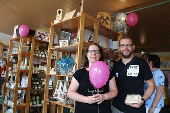 Neues Geschäft im Erzgebirge eröffnet: Das Muhmelädchen setzt auf ein besonderes Konzept - Katja Scheller-Hilbert und Enrico Lein gehören zur Genossenschaft, die das Ladenprojekt in Lößnitz realisiert hat.