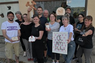 Neues Geschäft im Erzgebirge: Was das Muhmelädchen so besonders macht - Künftige Genossenschafter und Händler vereint vor ihrem Muhmelädchen. Das Schuhgeschäft, das es hier einmal gab, musste vor einem Jahr schließen.