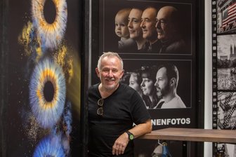 Neues Geschäft in der Stadt-Galerie Plauen öffnet – trotz schwerer Zeiten: „Ich bin immer wieder aufgestanden“ - Fotograf Jürgen Löhnert in seinem neuen Geschäft in der Plauener Stadt-Galerie
