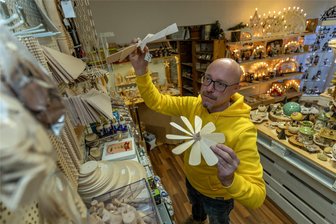 Neues Geschäft in Rodewisch: Hier gibt’s Ersatzteile für Pyramide, Lichterbogen und Lieblingsengel - So ein bisschen ähnelt „André‘s Fundgrube“ einem Ersatzteillager für Pyramiden, Schwibbogen und Co. Inhaber André Guder bietet 1000 kleine Dinge an: Bastelbedarf, Schreibwaren, Tee, Gewürze, Kaffee, Likör, Kunsthandwerk aus Holz, Keramik und Ton und viele Geschenkartikel. In der Rodewischer Bachstraße hat er neu eröffnet.