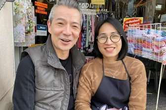 Neues Gesicht an der Lengenfelder Poststraße? Der Schlüpferverkäufer hat seine Frau nachgeholt - Quoc Khanh Nguyen heißt so wie der vietnamesische Nationalfeiertag. Mit seiner Frau Thi Lan Phuong an seiner Seite fühlt er sich auch so.
