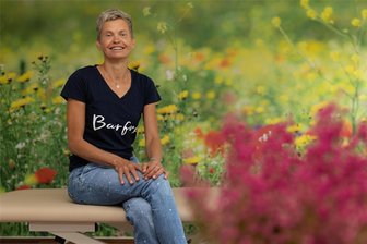 Neues Gesundheitsangebot im Erzgebirge: Warum Linkshirne und Rechtshirne gleichermaßen Bewegung brauchen - Mareike Maschke eröffnet am 1. Oktober an der Großen Kirchgasse in Annaberg offiziell ihre neue Praxis für Osteopathie und Kinesiologie. Der Blickfang des Raumes: eine riesige Blumenwiese an der Wand. Für die begeisterte Barfußgeherin ein Muss bei der Einrichtung.