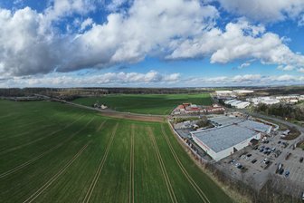 Neues Gewerbegebiet in Hainichen: Der Vorentwurf steht - Blick auf die Fläche, auf der ein Gewerbepark neben dem Hagebaumarkt entstehen soll.