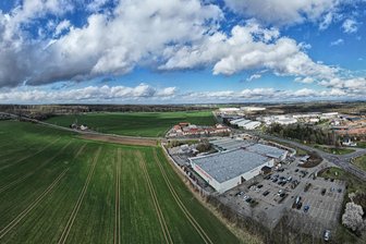 Neues Gewerbegebiet in Hainichen: Wer bebaut das Areal 4? - Blick auf die Fläche an der Autobahnabfahrt Hainichen, die als Areal 4 ein neuer Gewerbepark gleich neben dem Hagebaumarkt werden soll.