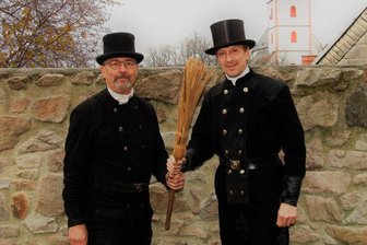 Neues Glück in der Heimat: Ein Schornsteinfeger kehrt nach Mittelsachsen zurück - Altmeister Karl-Heinz Behnisch (l.) hat den Kehrbesen symbolisch schon an Kay-Uwe Richter übergeben.