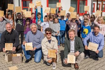 Neues Göltzschtal-Memory kommt bei Kindern gut an - Die Oberhäupter der vier Göltzschtalkommunen präsentieren das Memory, von links Jörg Kerber (Ellefeld), Manfred Deckert (Auerbach), beide parteilos, sowie Kerstin Schöniger (Rodewisch) und Marco Siegemund (Falkenstein), beide CDU. Rechts Christian Günther, Projektmanager des Mittelzentralen Städteverbunds Göltzschtal, dahinter Kinder des Evangelischen Kindergartens und der Kita Schwalbennest aus Rodewisch. 