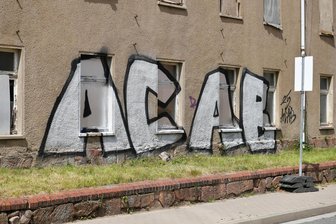 Neues Graffiti in Rochlitz: Polizei schaltet sich ein - Graffiti mit „ACAB“ an einem leerstehenden Haus an der Leipziger Straße in Rochlitz.