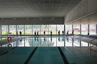 Neues Hallenbad Bernsdorf: Das Wasser ist schon drin - Noch kann nicht gebadet werden, aber das große Becken ist fertiggestellt.