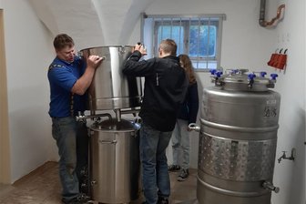 Neues Herzstück: Brauverein Penig baut Kessel in Braugewölbe ein - Probebetrieb startet - Das Braugewölbe in Penig hat seit Mittwoch sein Herzstück: eine 140-Liter-Brauanlage.