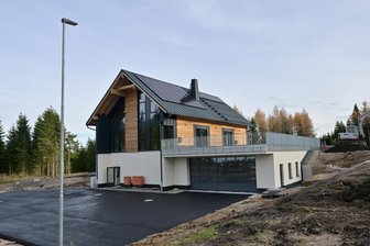 Neues Hirschkopfhaus in Carlsfeld: Arbeiten gehen Ende entgegen - Das neugebaute Aktivzentrum auf dem Hirschkopf in Carlsfeld.