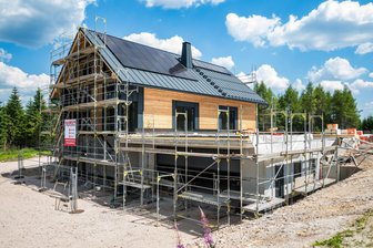Neues Hirschkopfhaus in Carlsfeld: Mehr Geld für eine zusätzliche Terrassentür - Wann ist Eröffnung? - Wie das zukünftige Hirschkopfhaus in Carlsfeld aussehen wird, kann man schon erahnen.