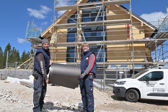 Neues Hirschkopfhaus in Carlsfeld: Planer bekommt mehr Geld - Dachklempnerarbeiten am neuen Hirschkopfhaus werden von der Firma Klempnerei und Haustechnik Polusik aus Aue ausgeführt, im Bild Mike Rosenhahn (li.) und Nathanael Süß.