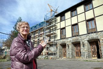 Neues Hotel im Erzgebirge: Anwohnerin entdeckt Fledermaus und fordert Baustopp - Anwohnerin Rita Bruder steht vor dem Pawlowhaus in Warmbad. Sie fordert einen Baustopp.