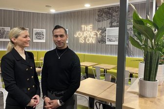 Neues Hotel in Chemnitzer Zentrum vor Eröffnung - Pre-Open-Managerin Grit Vinzens, die den Bau und die Eröffnung des Hotels Super 8 begleitete und Kassem Yassin El-Sayed, der das neue Haus leiten wird, begleiteten am Donnerstag Mitarbeiter und am Bau Beteiligte durch das neue Gebäude.