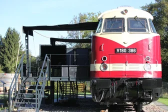 Neues Hotel in Westsachsen: Urlaub in ausrangierter Lok V 180 -