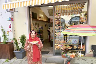Neues Imbiss-Lokal in Zwickau: „Biryani Ecke“ eröffnet - Farida Mohammad, Inhaberin der „Biryani Ecke“, mit einer Portion Hähnchen-Biryani.