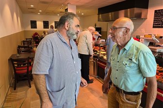 Neues Imbissangebot in Werdau: Besucher des Fachmarktzentrums haben nun die Qual der Wahl - Peter Gebhardt (rechts) hält der Fleischerei Müller die Treue. Schon am alten Standort in Langenhessen war der Senior regelmäßig mit seiner Frau zum Mittagessen vorbeigekommen. Im Gespräch mit Seniorchef Stefan Müller-Hipper gratuliert der Rentner zur Neueröffnung.