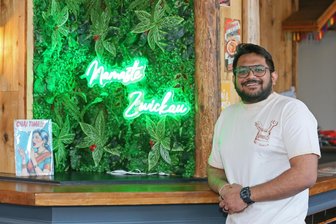 Neues indisches Restaurant Dal Rotti in Zwickau: „Ich schwanke zwischen Angst und Aufregung“ - Mit „Namaste Zwickau“ begrüßt Geschäftsführer Darshan Kakadiya im Lokal Dal Rotti künftig die Gäste.