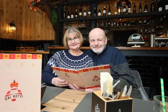Neues Indisches Restaurant in Zwickau eröffnet: So authentisch finden es die ersten Gäste - Barbara und Steffen Meier aus Hohenstein-Ernstthal haben die Qual der Wahl, was sie bestellen.