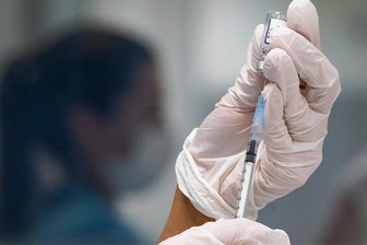 Neues Infektionsschutzgesetz lässt viele Fragen unbeantwortet - Die Politik hofft auf einen positiven Effekt im Gesamtverlauf der Coronapandemie, wenn viele Menschen vor dem Winter einen frischen Impfschutz erhalten. 
