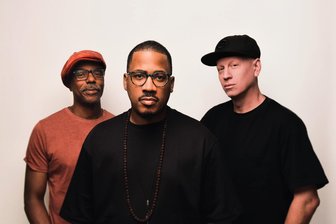 Neues Jazz-Album: Markanter Saxofonton mit James Brandon Lewis - Das James Brandon Lewis Trio mit Chad Taylor (links), James Brendon Lewis (Mitte) und Josh Werner.