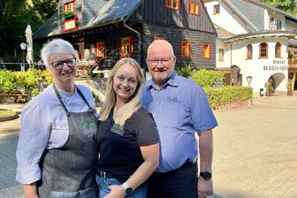 Neues Kapitel einer Erfolgsgeschichte im Erzgebirge beginnt - Generationswechsel in der Köhlerhütte Waschleithe - Die Schmidts: Katrin, Johanna und Heiko. Tochter Johanna (M.) übernimmt zum 1. September 2025 die Leitung des Familienbetriebs.