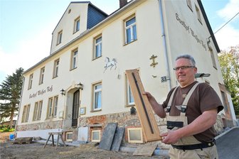Neues Kapitel für das „Weiße Roß“ in Claußnitz - Tischlermeister Stefan Claus zeigt eine Elle, die eng mit der Geschichte des Gasthofes „Weißes Roß“ in Claußnitz verbunden ist. Der Firmenchef lässt das Gebäude sanieren. Der ehemalige Saal dient als Lager. Der Gastraum mit Küche und Nebenräumen wird eine private Party-Zone.