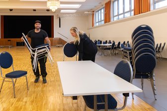 Neues Kapitel für Festhalle im Erzgebirge: Stadt findet Kooperationspartner - Einräumen für Samstagabend: Lydia Hahn und Tino Müller positionieren in der Festhalle in Annaberg die von der Stadt neu angeschafften Tische und Stühle.