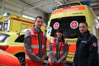 Neues Katastrophenschutz-Zentrum im Erzgebirge kurz vor Eröffnung: „Wir können in einer Stunde krisenbereit sein“ - Thomas Gerlach und Carolin Fleck (v. l.) vom Johanniter-Rettungsdienst nutzen das neue Katastrophenschutz-Zentrum schon, für das Vorstand Ingo Reichel den Hut auf hat.