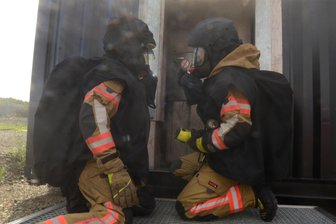 Neues Katastrophenschutzzentrum im Vogtland – die „Freie Presse“ hat es getestet: Hier gehen Feuerleute an ihre Grenzen - Nur ein kurzer Blick war erlaubt. Hinter dieser Tür beginnt die Übungsanlage für junge Feuerwehrleute.