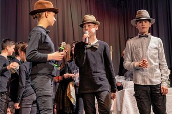Neues Kindermusical erlebt vor vollem Haus seine Premiere im Erzgebirge - 92 junge Darsteller haben am Samstag in Thum das neue Musical "Hello Helene, let's go Lambarene" aufgeführt.