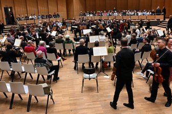 Neues Konzertformat in Chemnitzer Philharmonie: Zwischen Pauken und Trompeten - Wo ist noch ein Platz frei? Publikum und Orchester sitzen bunt gemischt im Saal des Carlowitz-Congress-Centers beim ausverkauften Auftakt des neuen Konzertformats "Im Klang".