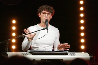 Neues Konzertprogramm: Der Vokabularvegetarier aus Drebach hat wieder Appetit - In der Marienberger Baldauf-Villa hat Jonathan Leistner vor 80 Gästen sein neues Konzertprogramm „Nichts - außer vielleicht alles" präsentiert.