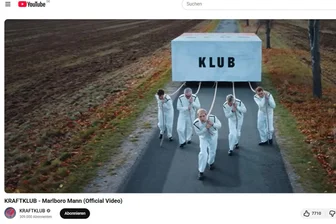 Neues Kraftklub-Video zu „Marlboro-Mann“: Bleibt die Band sich treu? - Im Musikvideo zu „Marlboro-Mann“ zieht Kraftklub eine riesige Zigarettenschachtel durch die Weite der Provinz.