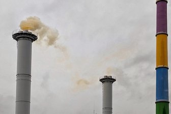 Neues Kraftwerk in Chemnitz: Mysteriöser gelber Qualm gibt Rätsel auf - Auffällig gelber Rauch kommt aus den beiden Schornsteinen der neuen Gasmotorenkraftwerke in Chemnitz.
