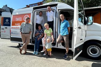 Neues Kühlfahrzeug für die Plauener Tafel - Neues Kühlfahrzeug für die Plauener Tafel: Bei der Übergabe mit dabei waren Stephan Trutschler, Landesvorsitzender der sächsischen Tafeln, Maik Felgenträger vom Autohaus Carl in Plauen, Waltraud Klarner vom Vorstand der Arbeitsloseninitiative, Geschäftsführerin Konstanze Schumann (mit ihrer Enkelin Margarete), Autohaus-Juniorchef Christopher Carl sowie Fahrer Mike Steinert (von links nach rechts).