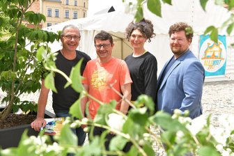 Neues Kulturhauptstadt-Projekt in Oederan: Was ist los im „Alle-Welt-Zelt“? - Das Organisationsteam vor dem „Alle-Welt-Zelt“: Rolf Büttner, Marco Metzler, Michaela Kruse und Kristian Schulze.
