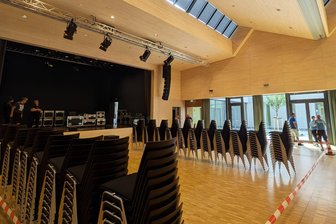 Neues Kulturhaus im Erzgebirge: Bürgersaal öffnet am Wochenende - Im Saal des Kulturhauses in Zschopau laufen die Vorbereitungen für die Eröffnungsgala.