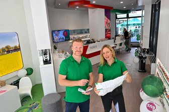 Neues Kundencenter des VMS in Chemnitz: Größer, moderner, versteckter - Hereinspaziert! Service-Teamchef Freddy Just und Stefanie Weise vom Marketing des VMS im neuen Kundencenter des Verkehrsverbundes Mittelsachsen in Chemnitz. Der neue Standort ist sowohl vom Markt als auch von der Zentralhaltestelle aus in wenigen Schritten zu erreichen.