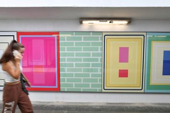 Neues Kunstwerk am Bahnhof Flöha: Farbe statt Vandalismus - Kunstwerk in der Unterführung des Bahnhofs Flöha: Die 38 farbigen Tafeln der Künstlerin Tanja Rochelmeyer stehen für die 38 Städte und Gemeinden am "Purple Path" im Umfeld der Kulturhauptstadt 2025 Chemnitz. Das Werk wird am 23. September in Anwesenheit von Landrat Dirk Neubauer eingeweiht. Schon jetzt aber diskutieren die Menschen in Flöha darüber.