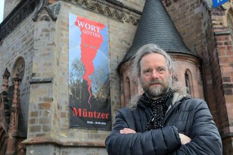 Neues Kunstwerk in Zwickau spiegelt Müntzers Vermächtnis und die Kraft der Seligpreisungen wider - Christian Siegel vor dem Großbild zu Ehren des Todestages von Thomas Müntzer.