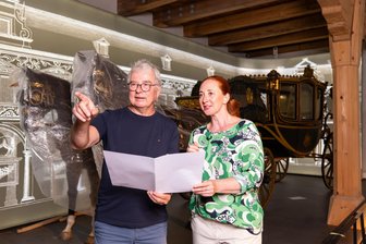 Neues Kutschenmuseum im Schloss Augustusburg: Eröffnungstermin steht fest - Patrizia Meyn, Geschäftsführerin der Schlossbetriebe und Tonio Schulze, Leiter Sammlungsmanagement, bei den letzten Vorbereitungen im neuen Kutschenmuseum.
