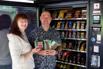 Neues Leben für alte Bäcker-Filiale in Penig: Wer steckt hinter den regionalen Snackautomaten? - Mandy und Ronny Schievelbein planen einen Automatenladen am Peniger Markt. In der Köbe wurde bereits ein Automat aufgestellt.