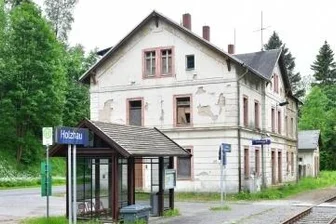 Neues Leben für alte Bahnhöfe in Mittelsachsen? - Der Holzhauer Bahnhof gehört der Gemeinde Rechenberg-Bienenmühle. Möglicherweise gibt es dafür einen Interessenten. 