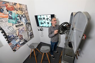 Neues Leben für alte Filme: Hartmannsdorfer Heimatmuseum eröffnet Kino - Museumsvereinschef Reinhard Kluge zeigt im neuen Kinosaal das alte Filmvorführgerät der Marke „Dresden“, das einst im Kino an der Leipziger Straße stand. Zu DDR-Zeiten hieß es „Theater der Freundschaft“.