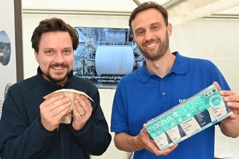 Neues Leben für alte Kartons: Beige Taschentücher aus Wepa-Papierfabrik in Kriebethal - Beige Taschentücher kommen auch aus der Wepa-Papierfabrik Kriebethal. Unternehmenssprecher Tim Vormweg (l.) und Werkleiter Maximilian Hauertmann haben sie schon getestet.