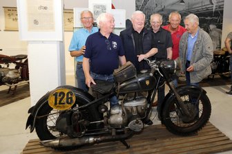 Neues Leben für alte Motorrad-Legenden: Die BK 350-Ausstellung zieht an - Die Ex-Geländesportler Norbert Kaaden, Frank Schubert, Volker Uhlig, Klaus Wieland, Reinhard Hirsch und Bernd Uhlmann (v. l.) waren vom Vortrag sichtlich beeindruckt.