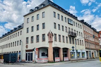 Neues Leben für alte Sparkasse: Berliner Investor startet 8-Millionen-Euro-Projekt in Aue - Die alte Stadtbank von Aue wird zu einem Mietshaus mit mehreren Wohnungen – vom Erdgeschoss bis unters Dach. Nur die Tresortür im Keller bleibt. Die Entkernung läuft auf Hochtouren.