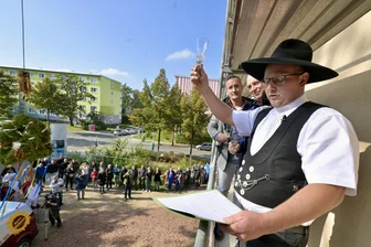 Neues Leben für alten Wohnblock: Genossenschaft investiert in Eckersbach acht Millionen Euro - Zimmerer Louis Wagler beim Richtspruch für den Wohnblock Astronomenweg 2-8 in Eckersbach, der derzeit umgebaut wird.